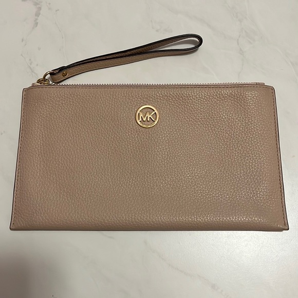Michael Kors Handbags - Michael Kors leather jet set wristlet